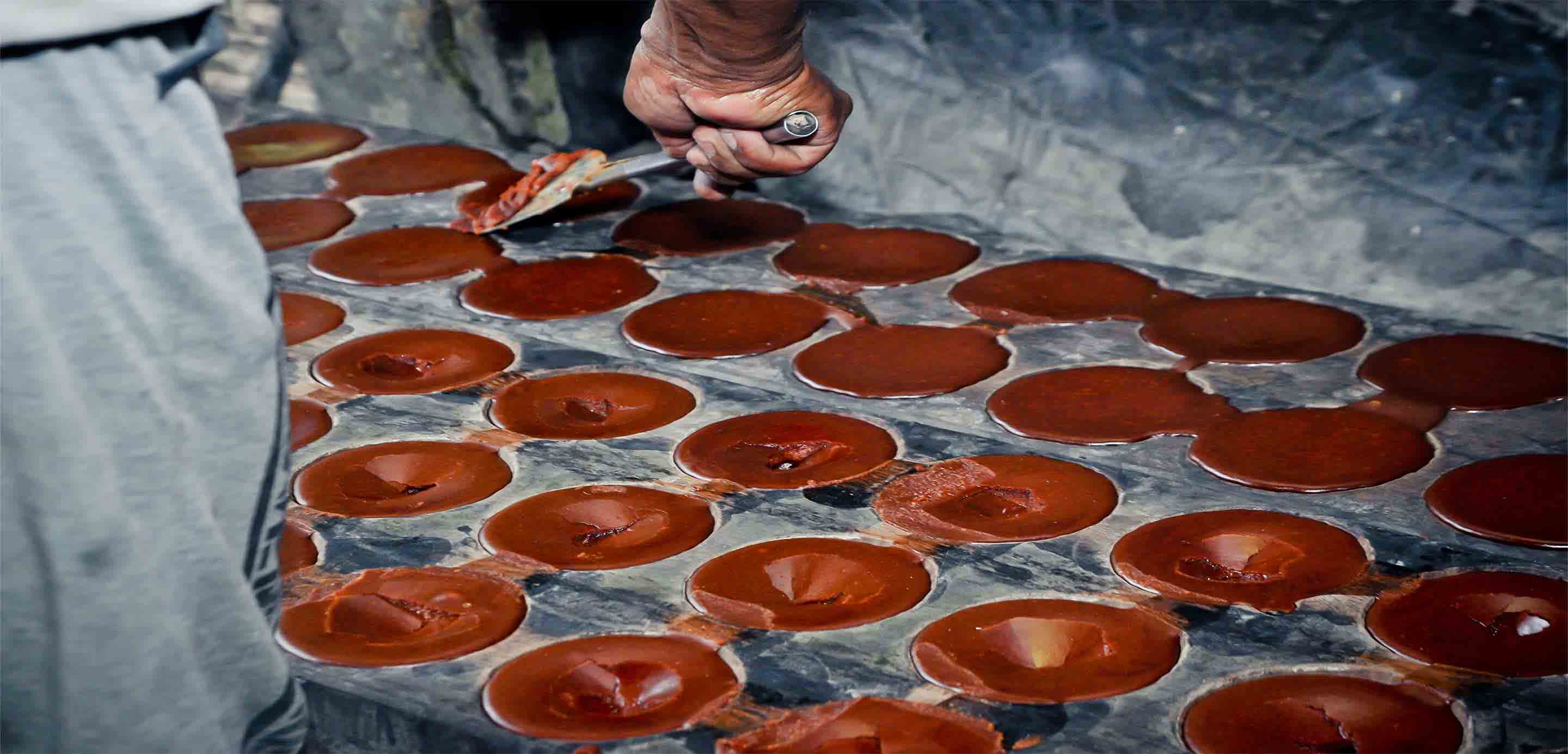 Lee Tjen Chew, CFO of Phoon Huat, points out that for a long time, Phoon Huat’s FX management involved using paper-based documentation, faxes and phone calls, to get price quotes from FX dealers, who sometimes called back only half a day later with a quote. PHOTO: YEN MENG JIIN, BT Lee Tjen Chew, CFO of Phoon Huat, points out that for a long time, Phoon Huat’s FX management involved using paper-based documentation, faxes and phone calls, to get price quotes from FX dealers, who sometimes called back only half a day later with a quote. PHOTO: YEN MENG JIIN, BT